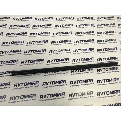 Уплотнитель стекла задней правой двери Ford Focus 2 HB 2005-2010 1748426